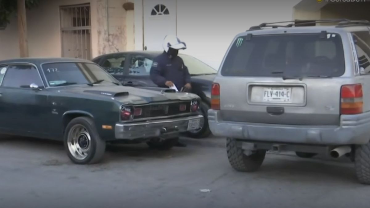 Casa en la colonia Margaritas de Torreón con bastantes carros obstaculizando la calle.