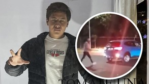 Joven con una chamarra negra y playera blanca posa para una foto, junto a una foto en miniatura de él mismo.