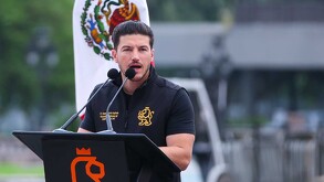 Samuel García hablando en evento en Nuevo León