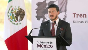 Samuel García hablando en evento en Nuevo León