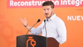 Samuel García dando discurso en Nuevo León.