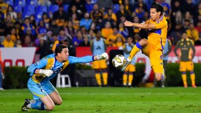 Andrés Sánchez y Diego Lainez en la disputa del balón en los cuartos de final del Apertura 2024.