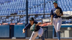 Peloteras de Sultanes Femenil bajo las órdenes del coach Rafa Guzmán en el Palacio Sultán.