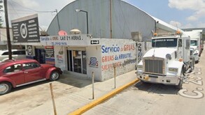 Fachada de un negocio de grúas en Tecamachalco, Puebla.