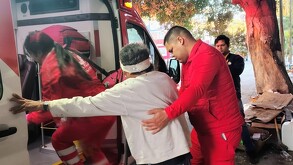 Indigente de la zona Centro de Torreón que fue golpeado por un hombre para asaltarlo siendo atendido por Cruz Roja.
