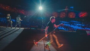 Guns N’ Roses en escenario dando concierto.