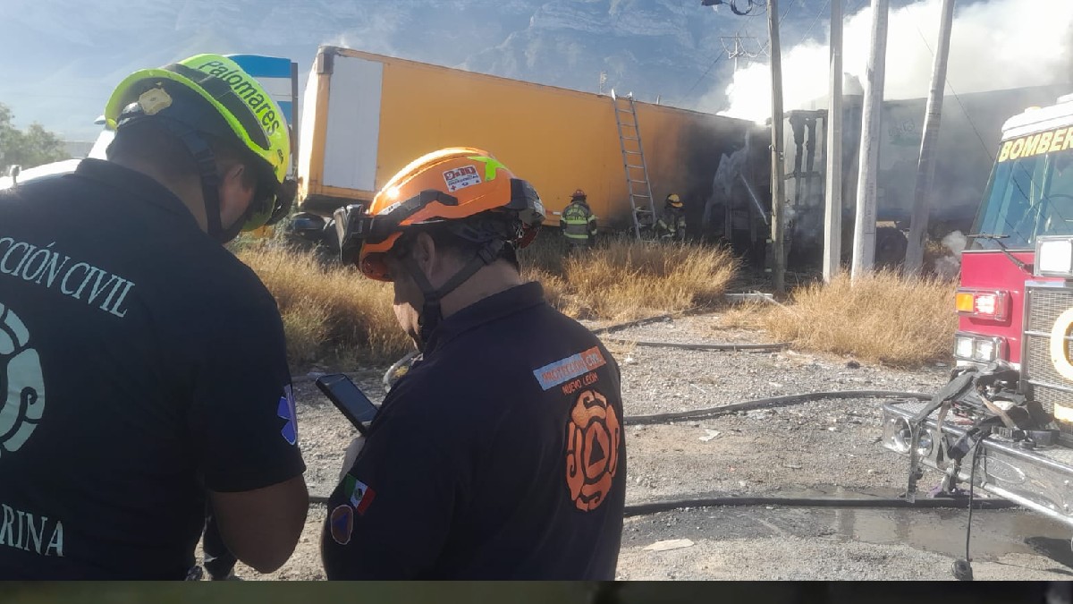 Protección Civil atiende reporte de tráiler incendiado