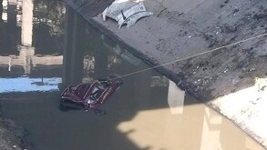 Camioneta hundida en canal de aguas negras en Cuautitlán Izcalli.
