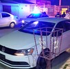 Carro blanco estacionado tras haber chocado, además se ven elementos de Peritos de Torreón y algunos vecinos de la zona.
