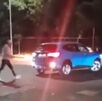 Momento en el que un conductor y sus acompañantes agreden a hombre y lo dejan con muerte cerebral en Puebla.