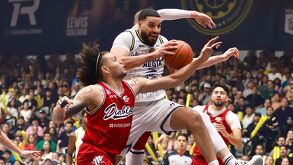 Jugadores de Fuerza Regia y Diablos Rojos durante el juego 3 de la Final de la LNBP 2025 en la Arena Mobil.