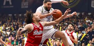 Jugadores de Fuerza Regia y Diablos Rojos durante el juego 3 de la Final de la LNBP 2025 en la Arena Mobil.