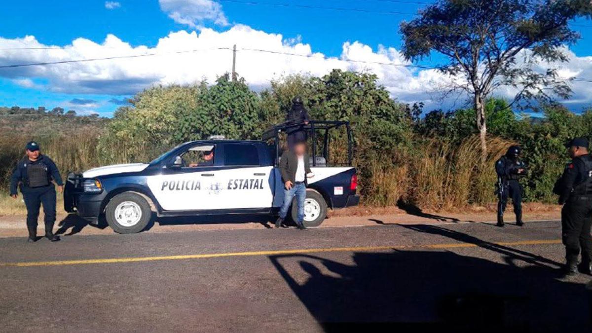 policías en un camino de oaxaca