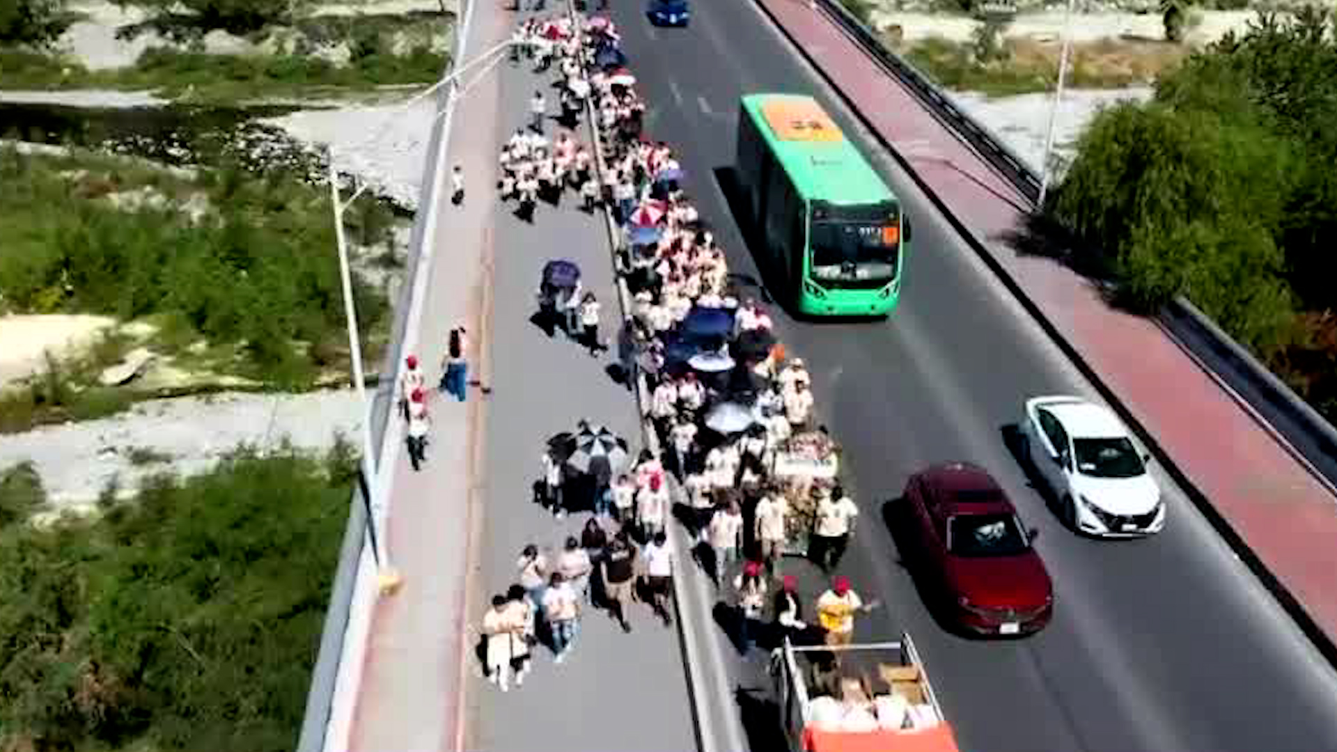 Desde octubre y hasta diciembre personas católicas realizan este recorrido con rumbo a la Basílica de Guadalupe.
