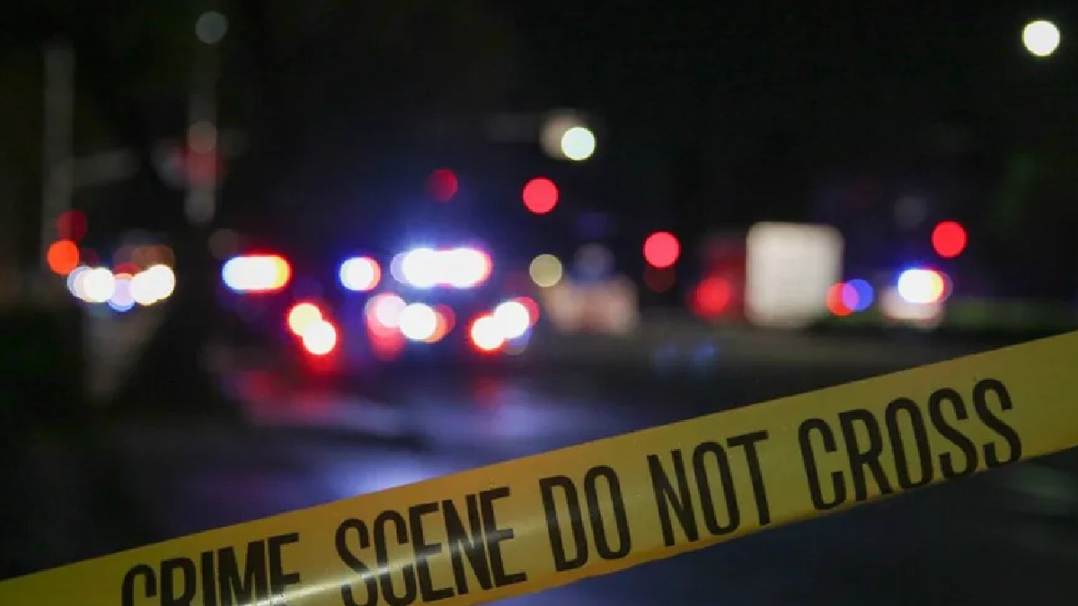 Conta amarilla de precaución y prohibido el paso y alrededor luces de diferentes colores