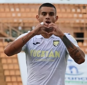 El delantero mexicano de 26 años es hijo del fallecido ex portero de Pachuca, Miguel Calero, ídolo del club hidalguense.