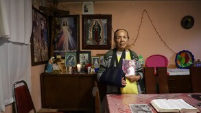 una mujer de edad avanzada sostiene la fotografía de su hijo desaparecido