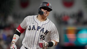 Munetaka Murakami jugando al beisbol para el equipo de los Tokyo Yakult Swallows.
