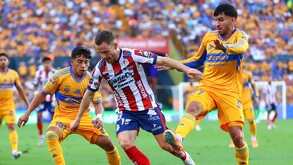 'Chicha' Sánchez y Ángel Correa haciéndole el 2 vs 1 a un jugador de Atlético de San Luis.