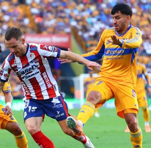 'Chicha' Sánchez y Ángel Correa haciéndole el 2 vs 1 a un jugador de Atlético de San Luis.