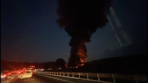 incendio de una pipa en la autopista méxico-puebla y autos en la vialidad