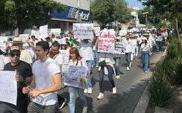 Personas caminando con carteles sobre avenida Chapultepec