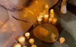 Veladoras y un sombrero de paja sobre el piso