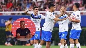 Doménec Torrent, entrenador de Rayados y jugadores del club durante el partido ante Chivas.
