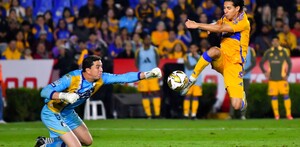 Andrés Sánchez y Diego Lainez en la disputa del balón en los cuartos de final del Apertura 2024.