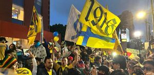Aficionados del América cantando, alentando y realizando una serenata a las afueras del hotel de concentración de las águilas.