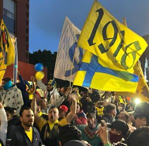 Aficionados del América cantando, alentando y realizando una serenata a las afueras del hotel de concentración de las águilas.