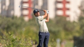 Alejandro Madariaga golpeando una pelota en el partido de golf de la WWTC