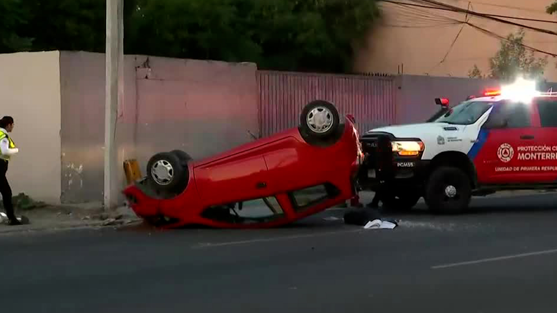Aparentemente el conductor de un automóvil volcó luego de dar vuelta en un boulevard.