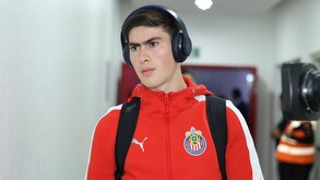 Armando 'Hormiga' González llegando al partido contra Monterrey en la Jornada 17 del Apertura 2025.