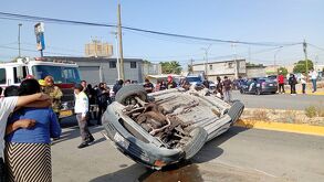 El vehículo Cavalier tras sufrir la aparatosa volcadura