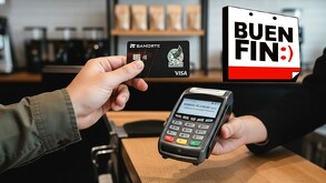 Persona haciendo una compra con una tarjeta Banorte en una terminal bancaria con una cafetería de fondo