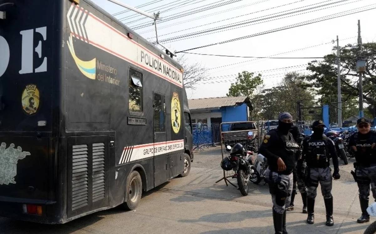 Camión de policía y policías de Ecuador