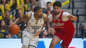 Lewis Sullivan, de Fuerza Regia, y Gael Bonilla, de Diablos Rojos, disputando el Juego 4 de la Final de LNBP 2025.