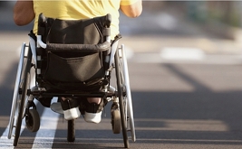 Persona de espaldas en silla de ruedas