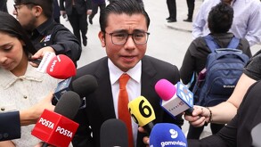 Félix Arratia, alcalde de Juárez, hablando con la prensa