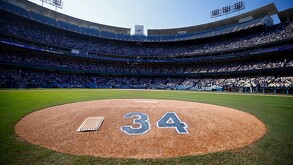 Los Dodgers rindieron homenaje a Fernando Valenzuela tras su partida, esto colocando el número 34 en la lomita durante la Serie Mundial de 2024.