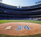 Los Dodgers rindieron homenaje a Fernando Valenzuela tras su partida, esto colocando el número 34 en la lomita durante la Serie Mundial de 2024.