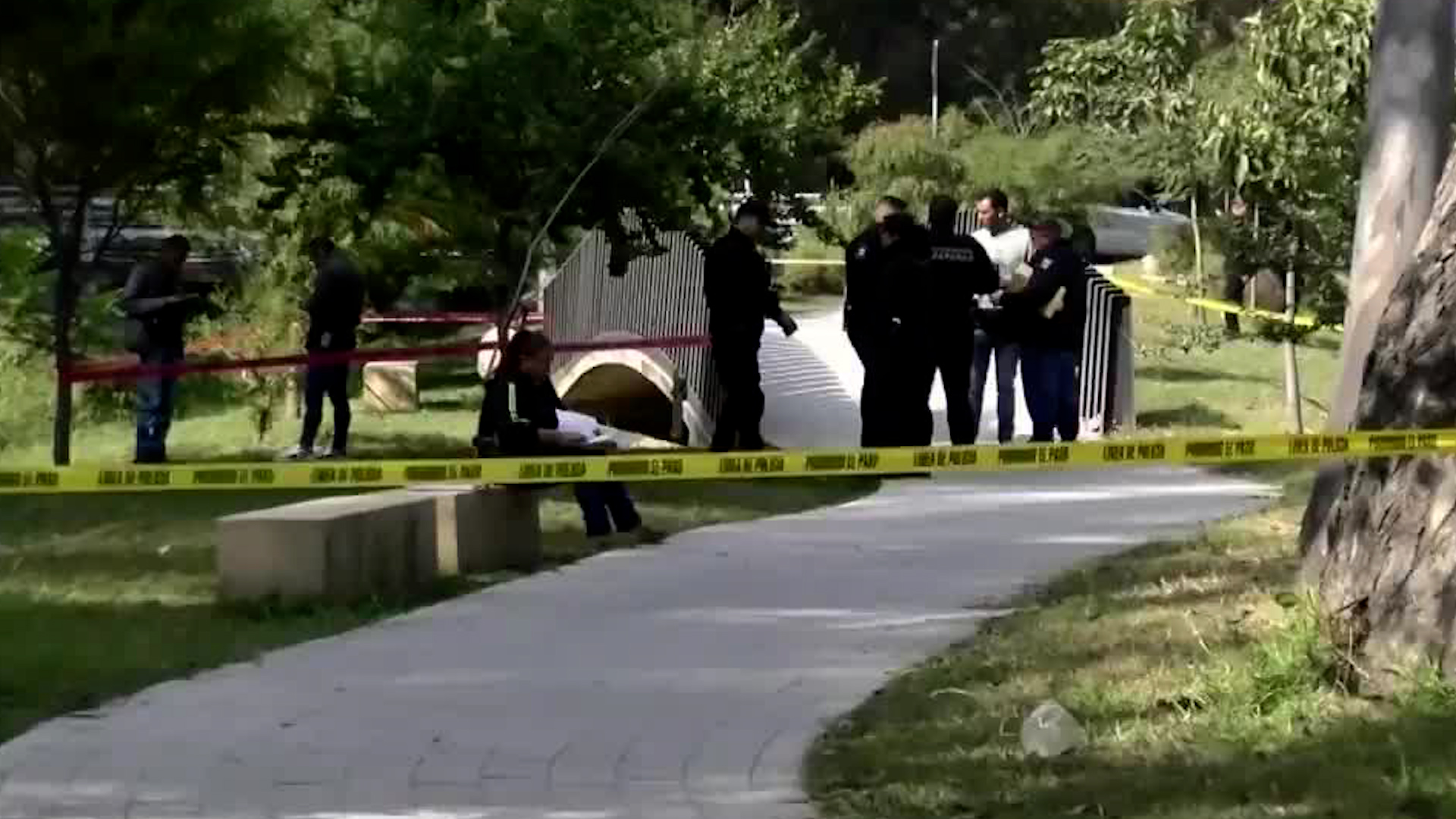 El cuerpo de un hombre mayor de edad en aparente situación de calle tenía signos de violencia cuando fue hallado por las autoridades.