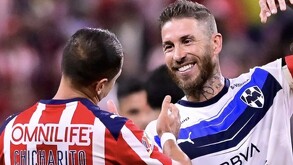 Sergio Ramos sonriéndole a Chicharito tras la victoria de las Chivas sobre Monterrey en Jornada 17 del Apertura 2025.