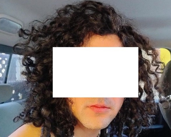 Mujer de 27 años con cabello rizado viendo de frente a bordo de una patrulla de la Policía de Guadalajara