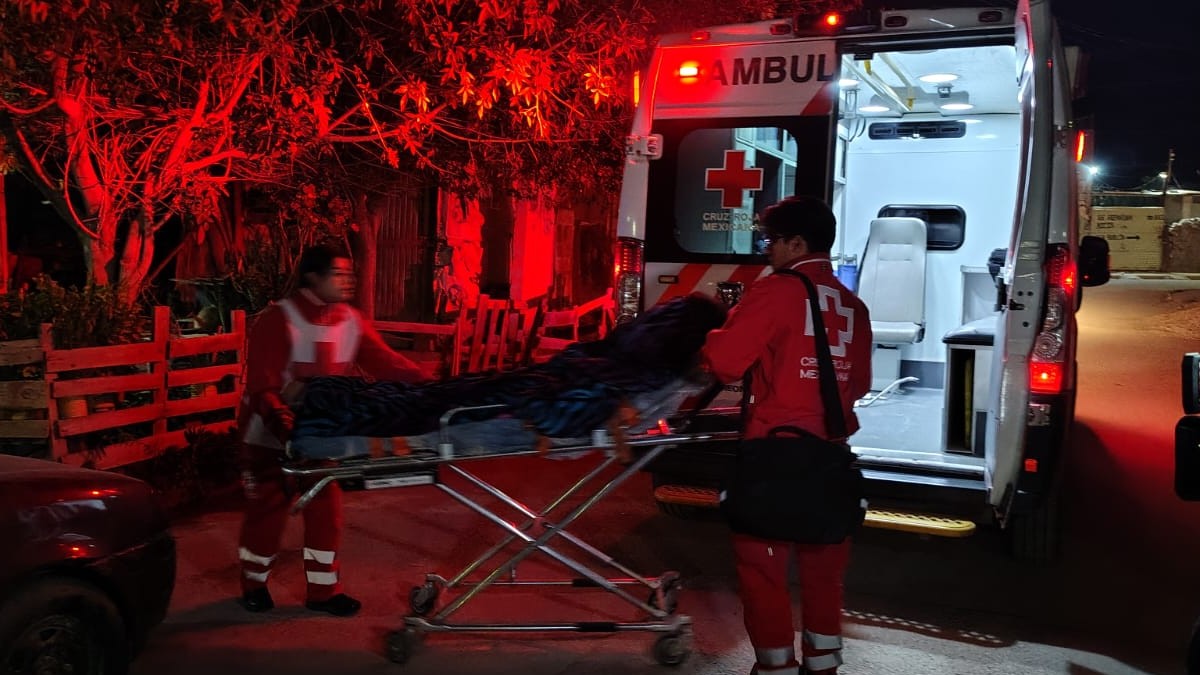 Paramédicos atendiendo a menor de edad que dio a luz