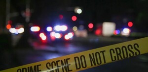 Conta amarilla de precaución y prohibido el paso y alrededor luces de diferentes colores