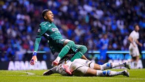 Kevin Mier y Carrasquilla durante la barrida que fracturó al portero de Cruz Azul