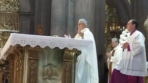 Obispo auxiliar de Puebla, Tómas López Durán durante misa dominical en Puebla
