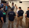Oficiales de la Policía de Investigación de Jalisco frente a personas internadas en un anexo de Tlajomulco
